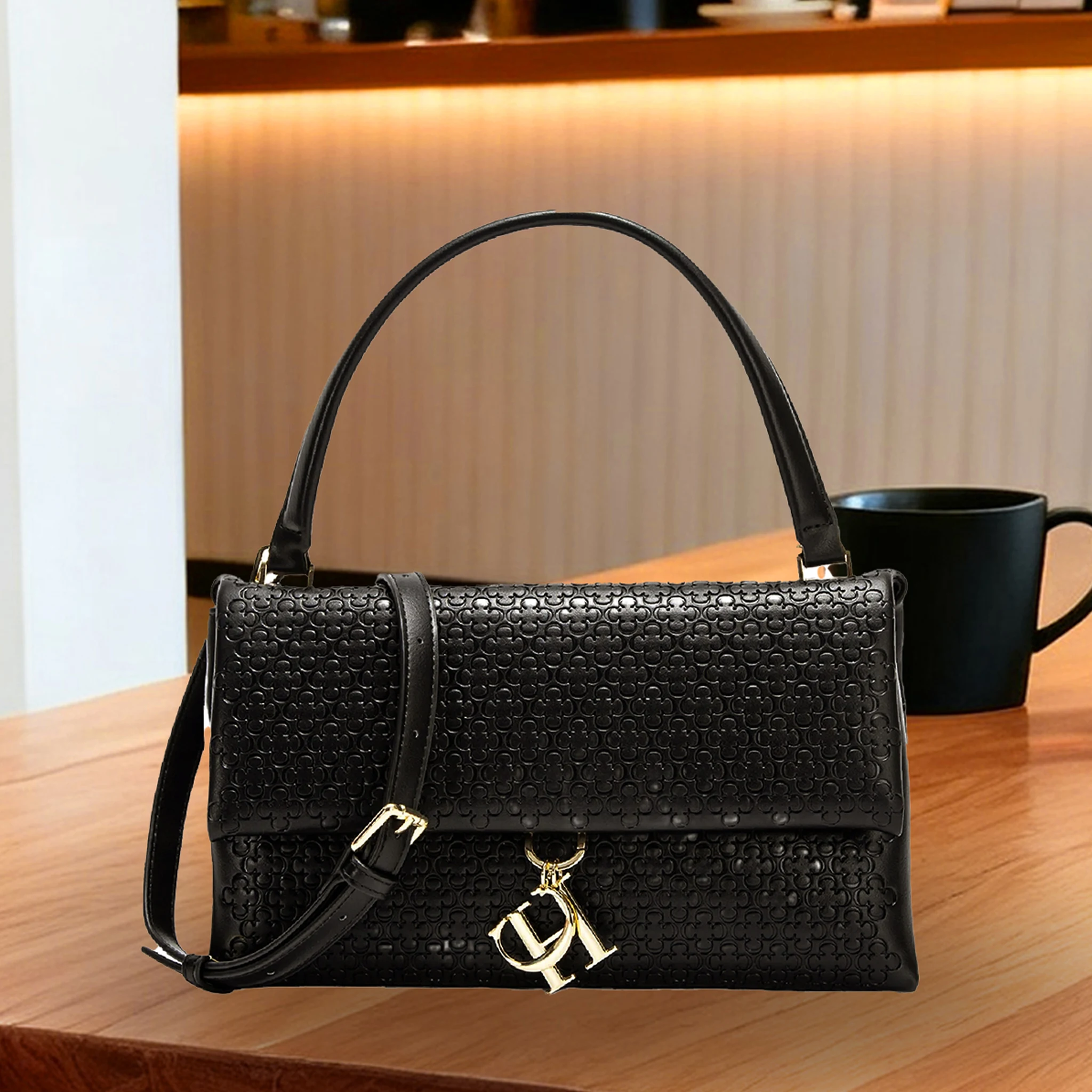 Элегантная сумка с монограммой – обзор и цена Structured Handbag Top Handle